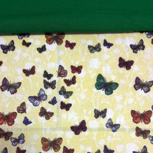 Falvédő zöld kerettel, sárga alapon színes pillangó mintával